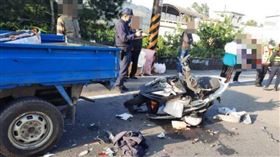 ▲苗栗縣通霄鎮昨（6）上午7時許發生追撞車禍，機車在撞上小貨車後當場傾倒路中，且車頭也因受到撞擊而爛毀。（圖／翻攝畫面）