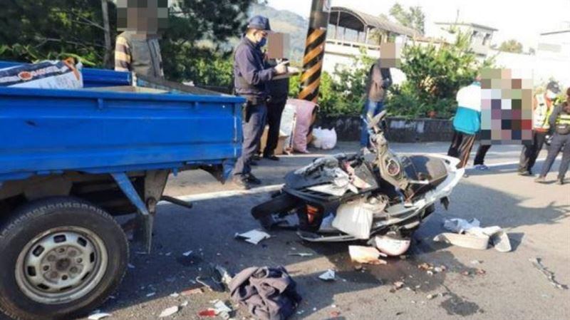 19歲母揹嬰騎車撞小貨車　車頭慘爛毀