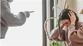 人妻透露，打電話給老公的女性友人後，對方竟反嗆「我就是要你老公當我的垃圾桶不可以嗎？」（示意圖／Pexels）