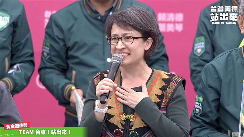 蕭美琴獲贈「國寶級戰袍」　賴坤成猛拍照