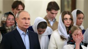 普丁（左）接見在俄烏戰爭陣亡俄羅斯士兵的家屬。（圖／美聯社／達志影像）