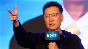 國民黨桃園團結勝利大會　趙少康致詞選前黃金週六，「台灣平安 人民侯康」桃園團結勝利大會6日晚間在中壢區登場，國民黨副總統候選人趙少康登台致詞，呼籲支持者集中選票支持國民黨。中央社記者張新偉攝  113年1月6日