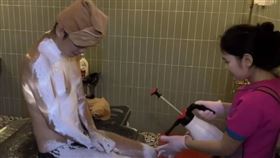 網紅體驗「殘廢澡」！越南妹一條龍服務爽翻天　只穿內褲就上（圖／翻攝自越南強尼YT）