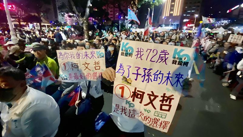 民眾黨高雄造勢萬人喊：送柯文哲進總統府