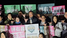 內政部長林右昌7日晚間號召前基隆市府局處首長到基隆火車站南站前廣場集結，為民進黨籍立委候選人鄭文婷站台助選。（圖／林右昌辦公室提供）