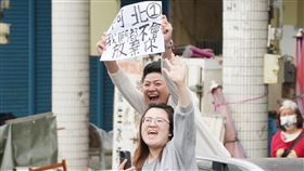 柯文哲說，車隊掃街已經來到第6天，今天（1/7）來到高雄，發現整個車隊隊形越來越不一樣。（圖／翻攝自柯文哲臉書）