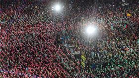 民進黨高雄大造勢  現場湧人潮（1）民進黨「2024黃金週選前之夜」造勢晚會7日晚間在高雄市鳳山區登場，現場湧入大批支持者為民進黨加油打氣，盼2024大選成功勝選。中央社記者趙世勳攝  113年1月7日