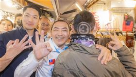 侯友宜今(7)日晚間前往瑞豐夜市掃街。（圖／侯友宜競辧提供)