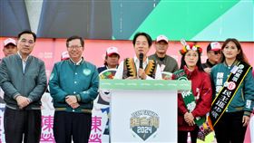 賴清德：當選後推動原住民族自治法  義不容辭民進黨總統候選人賴清德（前中）7日在桃園出席黨籍立委聯合造勢嘉年華時表示，如果他能擔任總統，原住民族希望推動支持的原住民族自治法，他當然義不容辭，他會找原住民、社會各界一起討論、找出最好做法，讓原住民落實自治。中央社記者吳睿騏桃園攝  113年1月7日