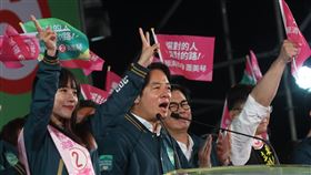 民進黨高雄大造勢　賴清德拉抬立委候選人選戰倒數6天，民進黨「2024黃金週選前之夜」造勢晚會7日晚間在高雄市鳳山區舉行，黨籍總統候選人賴清德（前左2）在台上逐一介紹立委候選人，呼籲民眾用選票幫民進黨國會過半、才能繼續走對的路。中央社記者趙世勳攝  113年1月7日