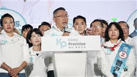 民眾黨高雄大造勢  柯文哲出席台灣民眾黨總統候選人柯文哲（前中）7日前進高雄拚選情，晚間出席在鼓山區舉辦的造勢大會現場，呼籲所有選民放下藍綠，一起帶領台灣走向國家新道路。左為民眾黨副總統候選人吳欣盈。中央社記者董俊志攝  113年1月7日