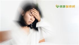 梅尼爾氏症目前病因不明，不過主要的病理機轉是因為內耳淋巴循環異常，造成內耳淋巴水腫，產生突發性的強烈暈眩、耳鳴、聽力減損等症狀。