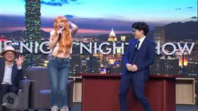 吳欣岱還Cosplay「娜美」大跳「02搖」。（圖／翻攝自STR Network YT）