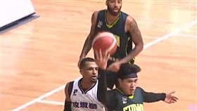 盧冠良超狂「No Look Pass」神助攻隊友得分。（圖／翻攝自PLG官方IG)