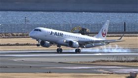 日本東京羽田機場，日航與定翼機相撞，C跑道重新開啟。（圖／美聯社／達志影像）