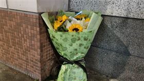 新北國中生遭同級生刺死，民眾到校獻花。（圖／記者游承霖拍攝）