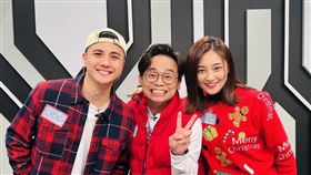 阿松（中）虧隊友張文綺（右）和曾子余是「拖油瓶」，因為兩人幾乎都答錯。（圖／年代提供）