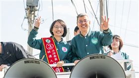 吳音寧今（8）日與行政院長陳建仁在二林鎮合體車掃。（圖／吳音寧競辦提供）