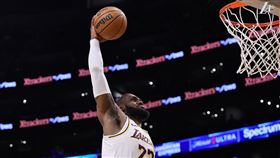 詹姆斯上演超兇殘的戰斧式爆扣。（圖／翻攝自湖人隊官方X）