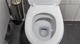 有名男網友透露，近日去逛大賣場時，肚子突然一陣不適，原本想忍住卻一瀉千里。（示意圖／pixabay）