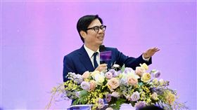 清大赴高雄設分部，清華大學半導體研究學院院長林本堅、校友總會理事長蔡進步、南部校友會現任會長王智立及歷任會長王鴻圖、吳林茂、吳明忠，恩智浦台灣區總經理林群翔、鴻海人資長夏國安與資訊長龔培元、台積電處長張孟凡、日月光副總經理李政傑、仁寶電腦高雄研發中心處長周良哲、友達資深處長林明賢、HTC台灣區業務總監簡瑞春、IBM 技術研發部經理施俊志、SAP業務副總范永銀、和碩處長王鼎允（高市府提供）