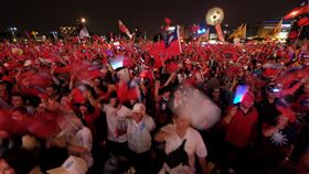 國民黨高雄夢時代選前之夜　人潮爆滿（2）2020總統及立委選舉11日投票，國民黨「台灣安全 人民有錢–夢時代選前之夜」造勢晚會10日晚間在高雄登場，群眾熱情揮舞國旗，現場旗海飄揚。中央社記者王飛華高雄攝　109年1月10日