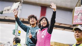 蘇巧慧、沈伯洋站路口（圖／蘇巧慧辦公室提供）