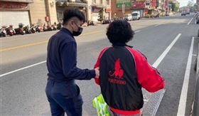 75歲嬤捻完香…呆站路旁無法移動　警揭原因惹鼻酸（圖／桃園電子報）