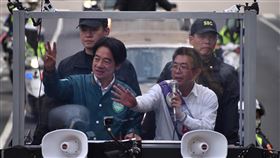 選前衝刺  賴清德陪許智傑高雄車隊掃街民進黨總統候選人賴清德（前左）8日與民進黨高雄市立委候選人許智傑（前右）一同車隊掃街拜票，沿途受到不少民眾熱烈歡迎。（許智傑競總提供）中央社記者蔡孟妤傳真  113年1月8日