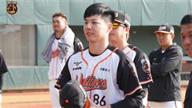 ▲統一獅春訓第1天迎來新同學郭俊麟，他選擇16號，但先借穿隊友86號球衣。（圖／統一獅球團提供）