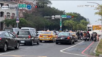 馬路神秘廣播！警告機車別亂鑽　駕駛笑翻