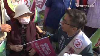 獨／93歲嬤超級賴粉　日日等車隊看本人