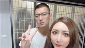 鳳梨曬出與罔腰的同框合照。（圖／翻攝自罔腰尬腰／鳳梨臉書）