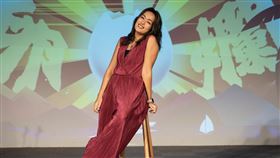 剛懷孕就被盯上？百靈果凱莉「遭小吃店拒點餐」粉絲驚：還是要小心 翻攝自凱莉蹲下去