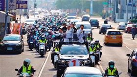 藍小雞猛蹭白母雞添棄保變數　柯式尬聊車掃掀新口頭禪(鏡週刊-名家)