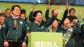 賴清德：要讓基隆大翻身  成為台灣海洋新國門民進黨「信賴基隆選前之夜」8日晚間在基隆市國門廣場舉行，黨籍總統候選人賴清德（前中）致詞表示，他要讓基隆大翻身，成為台灣海洋新國門。中央社記者王朝鈺攝  113年1月8日