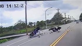 花蓮縣吉安鄉日前發生一起車禍事故，一名李姓男騎士（20歲）從吉安路左轉福興八街時，疑因前車擋住視線以及搶快轉彎，導致與對向邱姓男騎士（34歲）發生碰撞，2人當場拋飛倒地，車輛也因強烈撞擊解體。