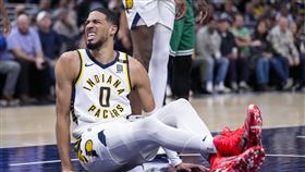 ▲哈利柏頓（Tyrese Haliburton）切入滑倒「劈腿」退場，確定左腿拉傷。（圖／美聯社／達志影像）