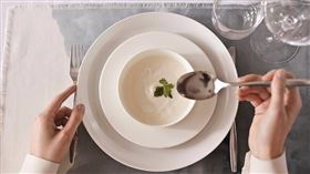 原PO表示，婆婆會把湯匙舔乾淨再給老公。（示意圖／Pexels）