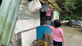 九歲女童住鐵皮工寮，寒冬中溼冷吹風度日。（圖／中國信託慈善基金會）