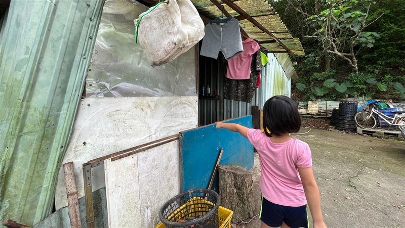 颱風滅村…9歲女童「三面鐵皮當家」過冬