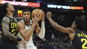 ▲「字母哥」本季第4次「大三元」，公鹿不敵爵士。（圖／美聯社／達志影像）