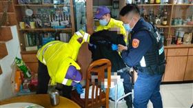 龍潭老翁突摔倒，警員駐足相救。（圖／翻攝畫面）