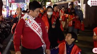 萌弟助選一半腳麻了　苗博雅1暖舉融化網