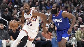 ▲杜蘭特（Kevin Durant）轟30分，不敵前隊友哈登（James Harden）效力的快艇。（圖／美聯社／達志影像）