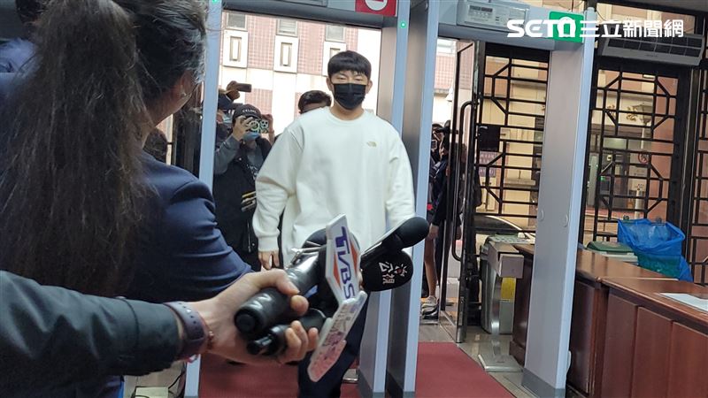 被控強制猥褻1女！宥勝起訴後赴法院出庭