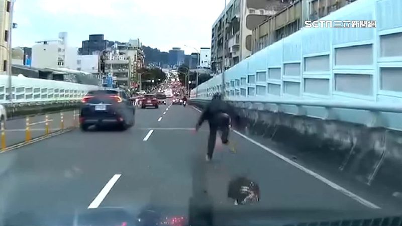 現世報！砸車騎平衡車逃　嫌犯下橋秒自摔