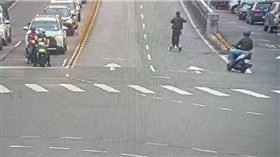 北市士林區文昌橋8日一名男子騎乘電動平衡車上橋慘摔。（圖／翻攝畫面）
