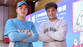 ▲穀保家商拚高中棒球聯賽衛冕，隊長陳睦衡接下學長林盛恩的棒子。（圖／學生棒球聯盟提供）