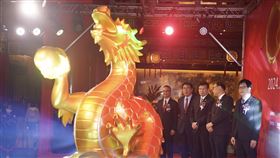 2024台灣燈會主燈發表會交通部觀光署3日在台北舉辦「2024台灣燈會」主燈暨小提燈造型發表記者會，交通部長王國材（中）與台南市長黃偉哲（左2）、觀光署長周永暉（右2）等人進行主燈「龍來台灣」模型啟動儀式。中央社記者徐肇昌攝  113年1月3日